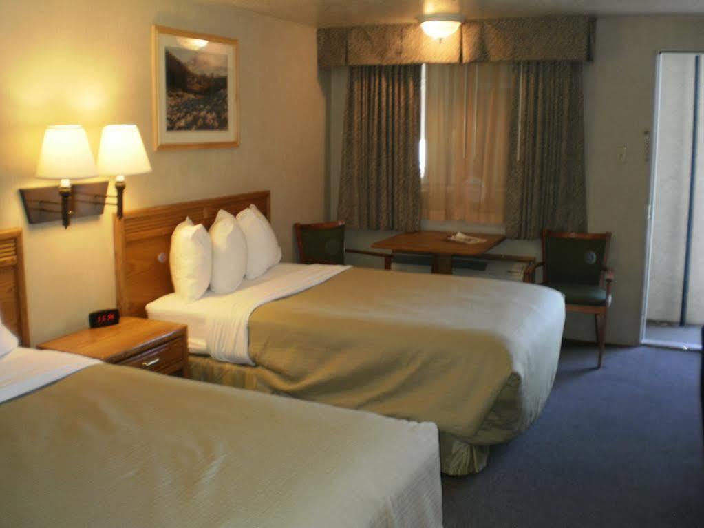 Magnuson Hotel Park Vue Ely Bagian luar foto