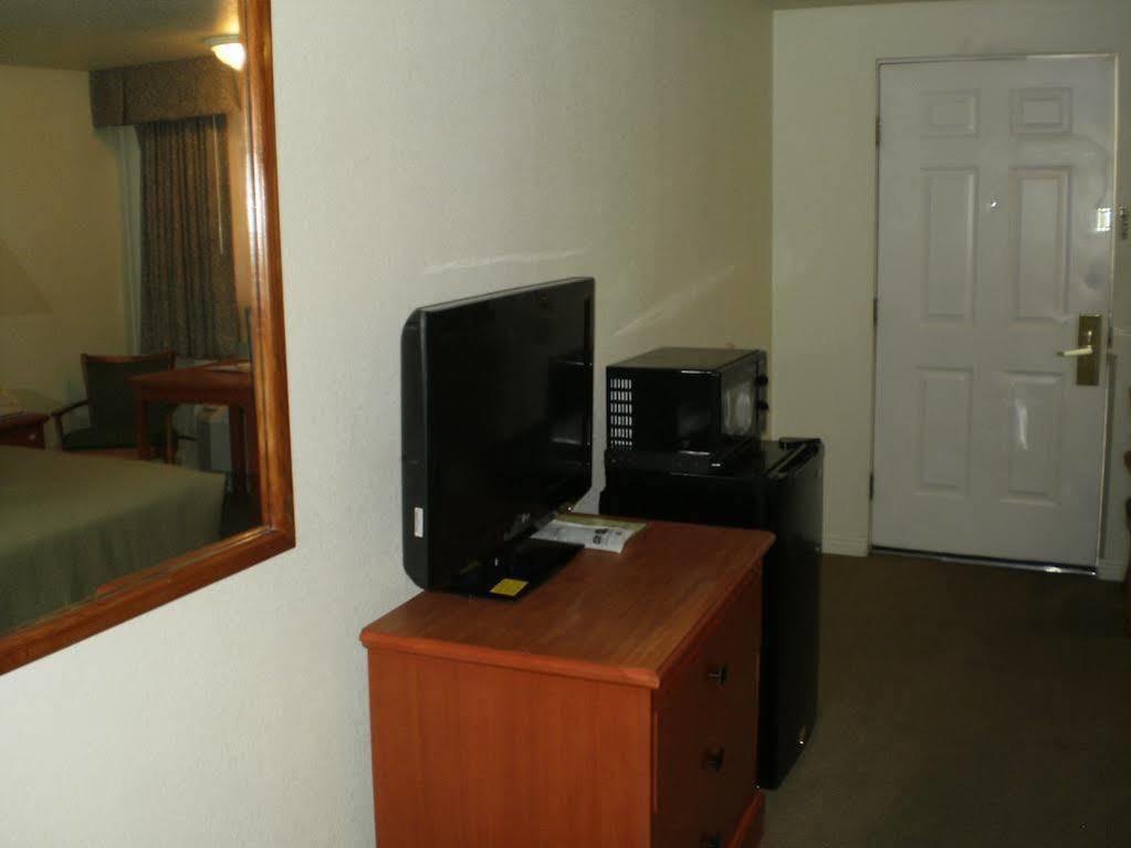 Magnuson Hotel Park Vue Ely Bagian luar foto